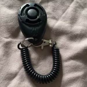 Clicker portátil de treino para cães recebido da cliente J***e.