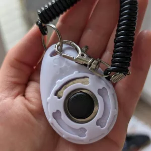 Clicker portátil para treino de cães recebido do cliente K***n.