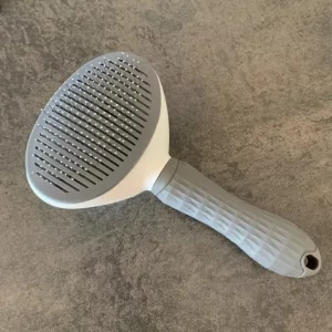 Escova de Remoção de Pêlo Autolimpante para Cães recebida do cliente D****n.