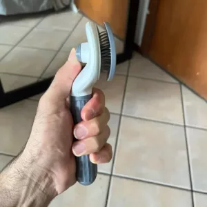 Escova de remoção de pelos para cães com auto-limpeza recebida do cliente J**n.