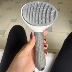 Escova de Remoção de Pelos Autolimpante para Cães recebida do cliente S***m.
