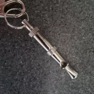 Apito de treino para cães recebido do cliente E****y.