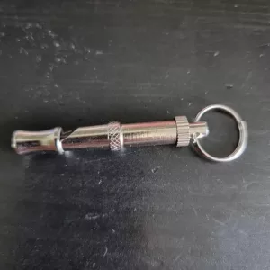 Apito de treino para cães recebido da cliente E***a.