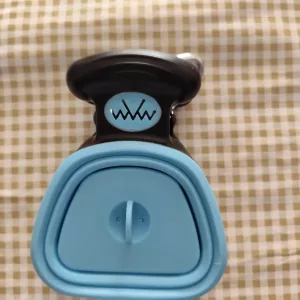 Recebido o recolhedor portátil de dejetos para cães do cliente H*****j.