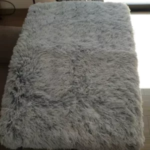 Recebi uma cama de peluche super macia para cães do cliente X****x.