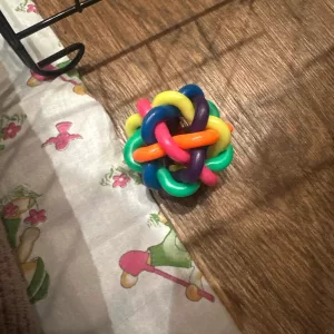 Bola colorida para roer com campainha recebida do cliente L***p.
