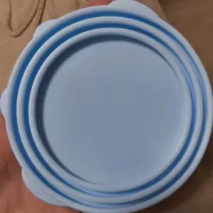 Recebido conjunto de tampa de silicone para lata de comida para cães e colher do cliente T*****p.