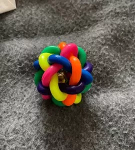 Bola de mastigar colorida com campainha recebida do cliente P*****p.