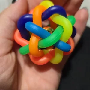 Bola colorida para cães com guizo recebida da cliente T**a.